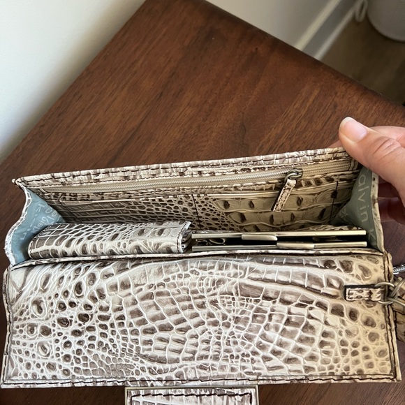 Calvin Klein Cream Wallet with Crocodile Texture - Picture 10 of 11